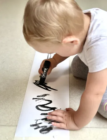 bambino piccolo che disegna 