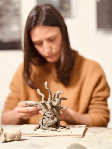 adulto che lavora un albero in ceramica