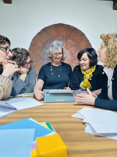 adulti davanti ad una macchina da scrivere 